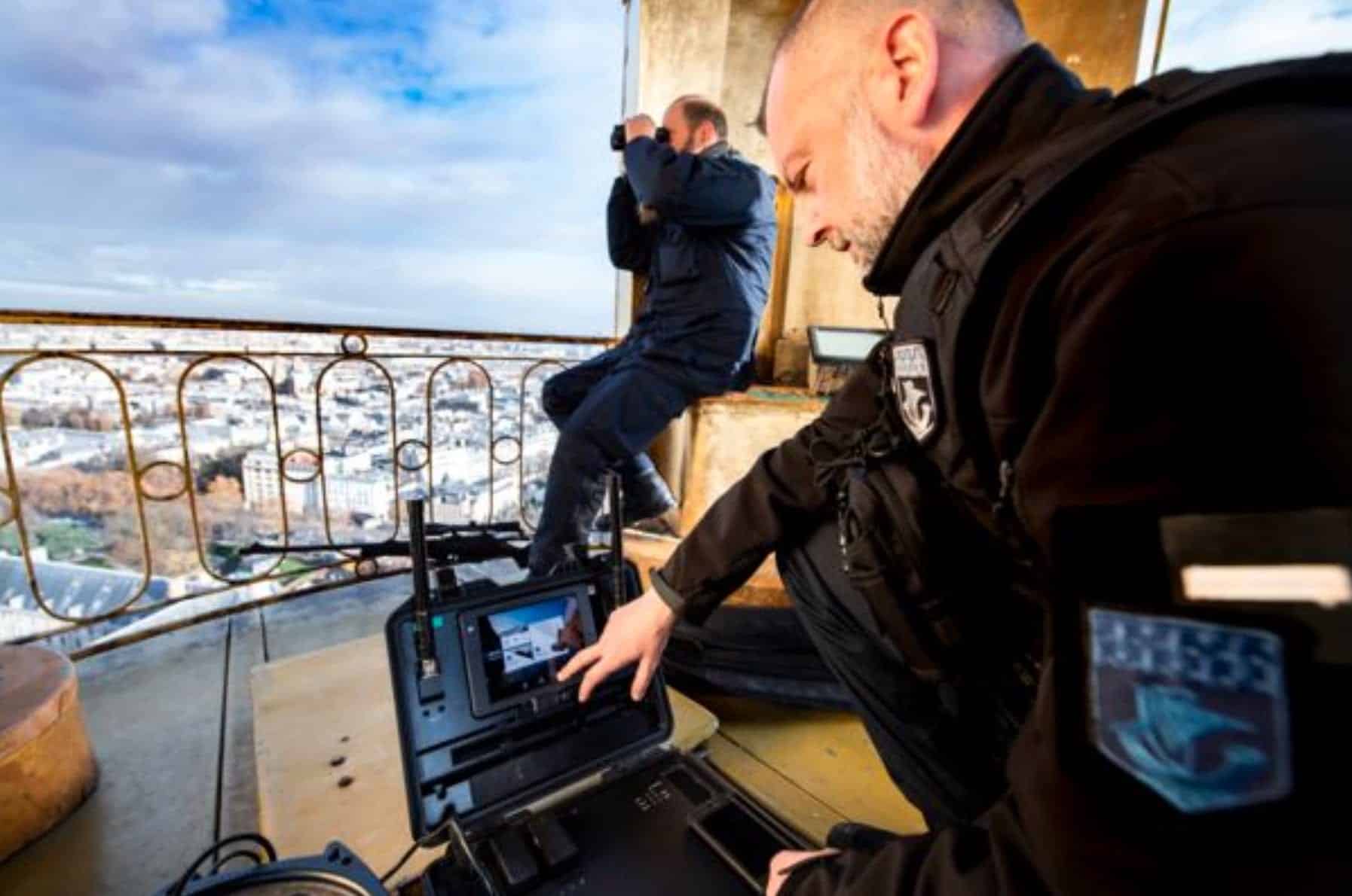 Members of the French Garde Republicaine anti-drone team with their detection and jamming equipment.