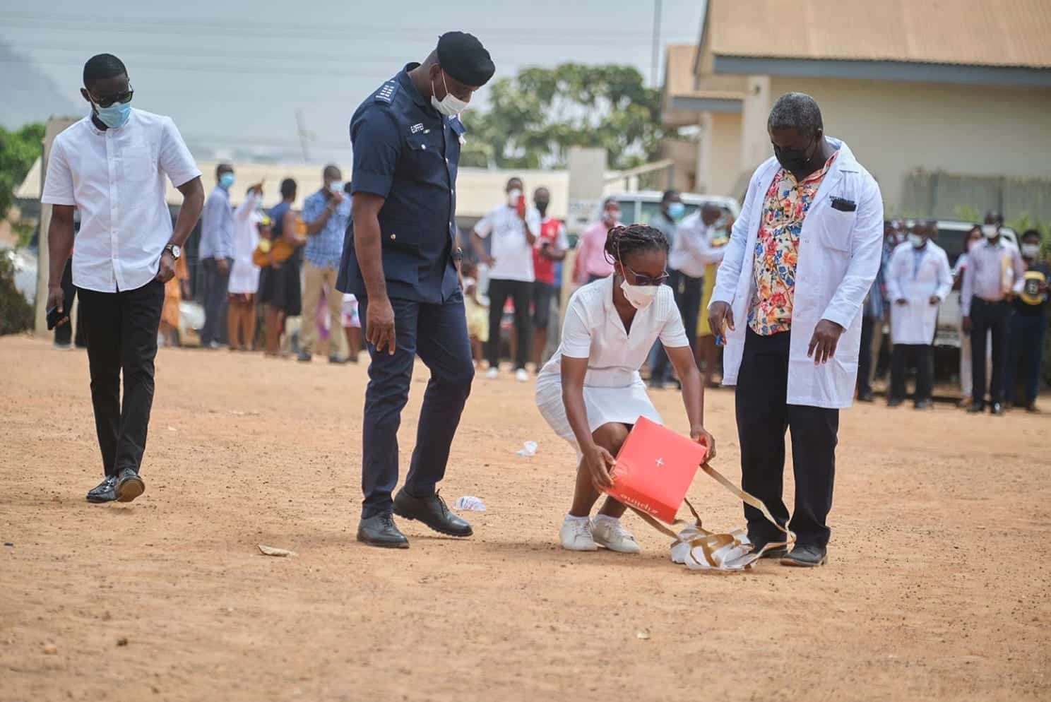A vaccination officer picks up the dropped cool box with vaccines. Photo: Samuel Moore / Gavi