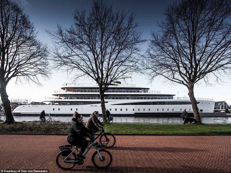 Aerial view by Tom van Oossanen of Viva squeezing past canal-side buildings.