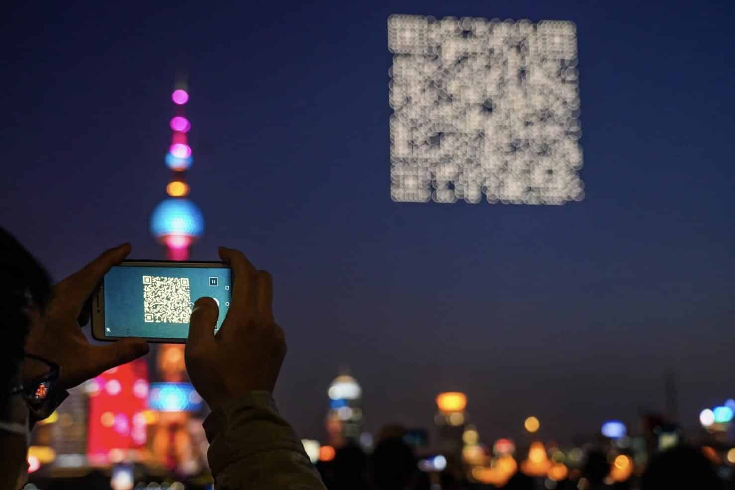 A spectator scans the QR code. Photo: Bilibili