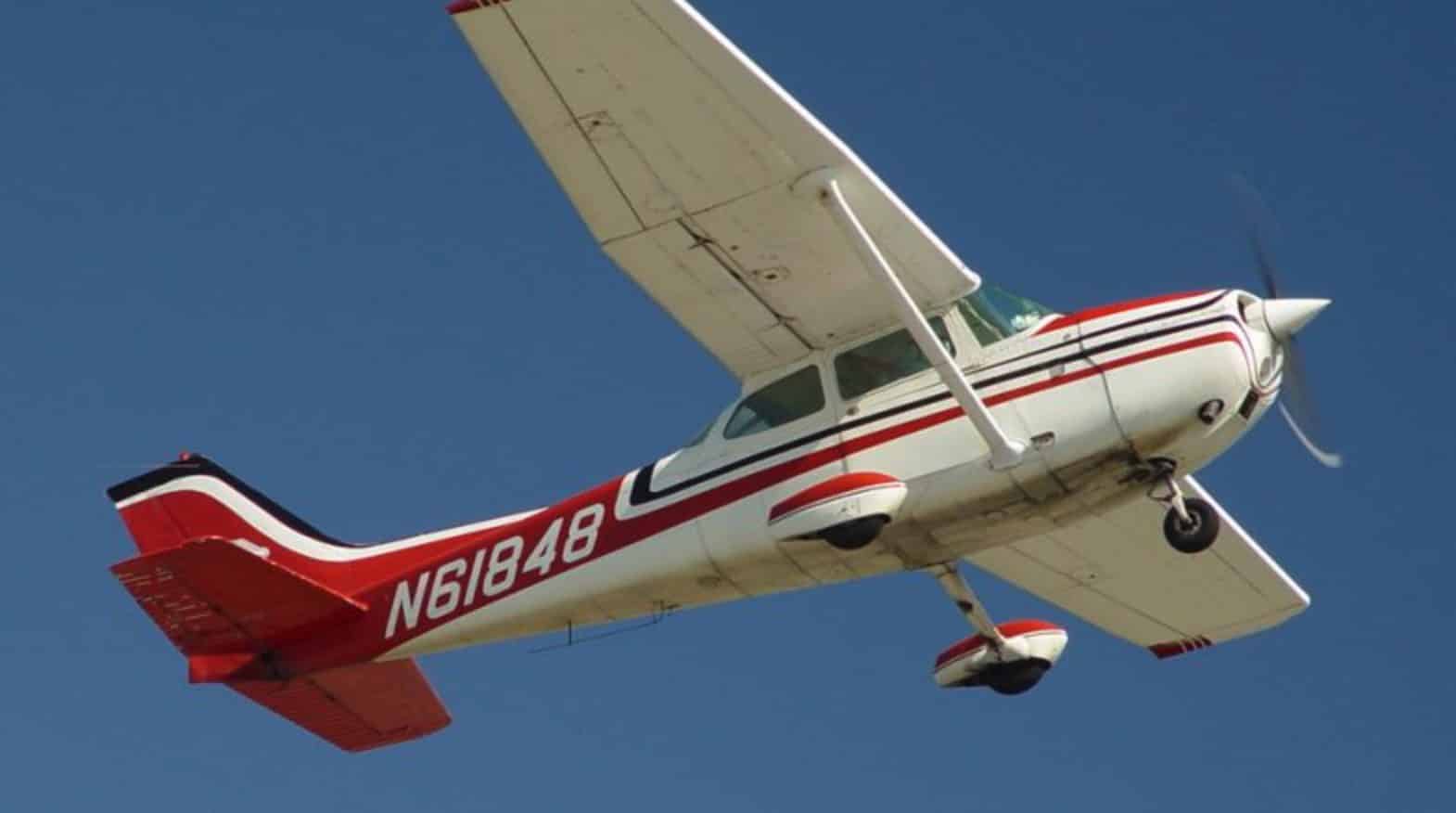 A Cessna 172 Skyhawk in flight, the aircraft type struck near Buttonville.
