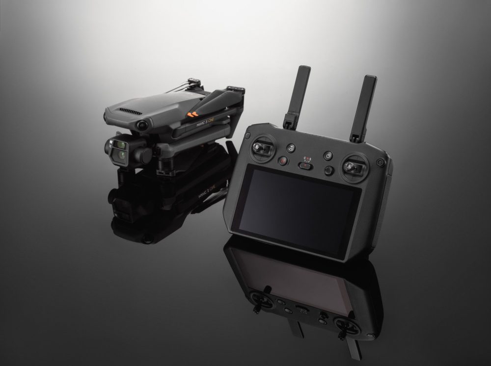 After countless leaks, the world's largest drone maker officially launches the new DJI Mavic 3. However, at this point, I don't think there is anything left to share th