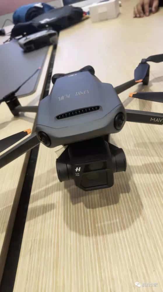 Chinese-language DJI Mavic 3 packaging photographed by an official DJI reseller.