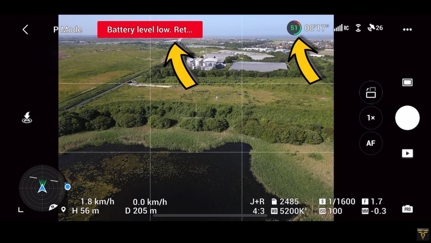 Flight screen showing a low battery warning with arrows marking the indicators.