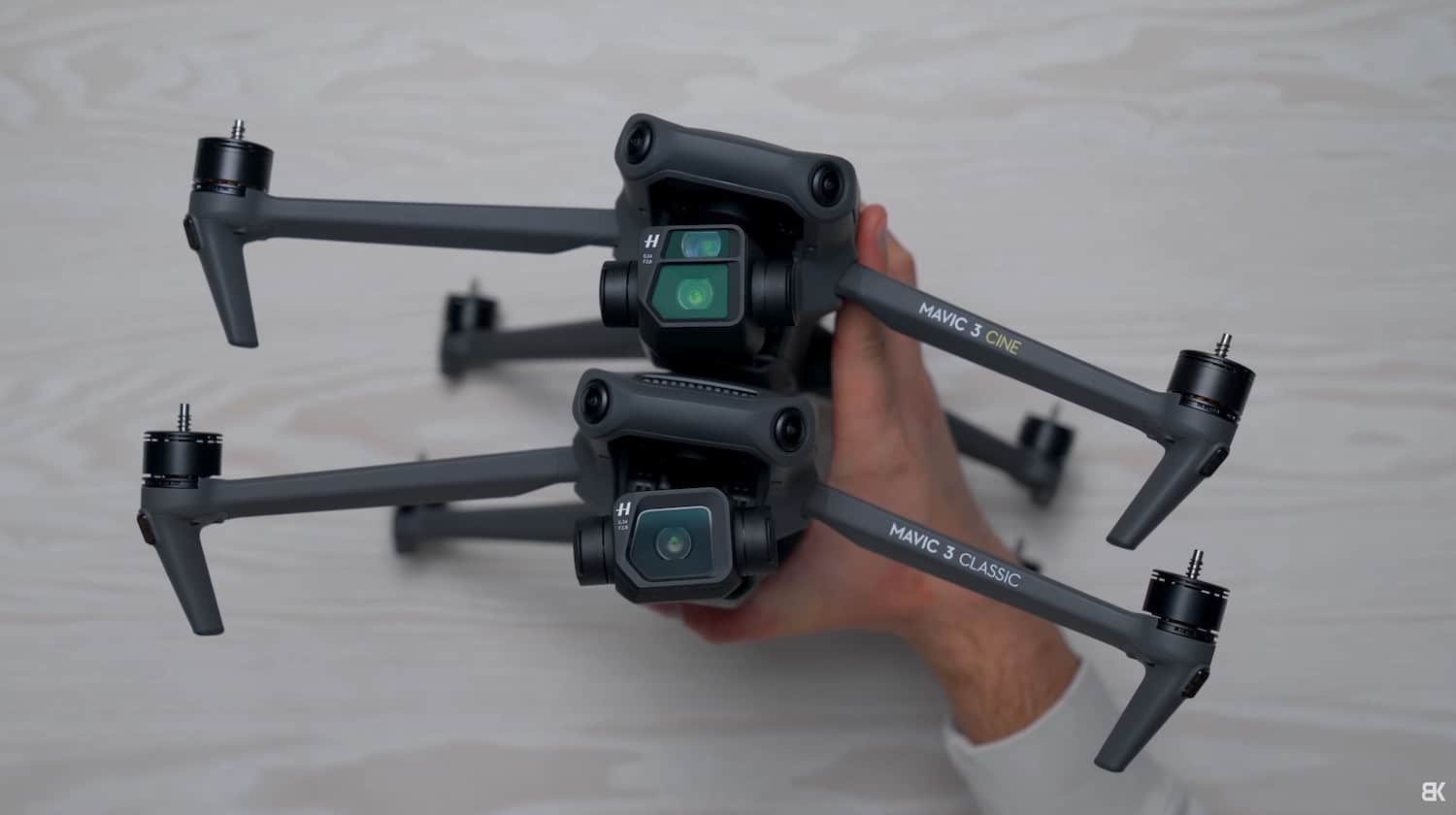 So there are 4 major differences between the Mavic 3 & Mavic 3 Classic. The first is the single camera instead of the dual camera setup that the Mavic 3 and Mavic 3 Cine have – so DJI removed the telephoto lens just leaving us with that same primary 4/3 sensor.