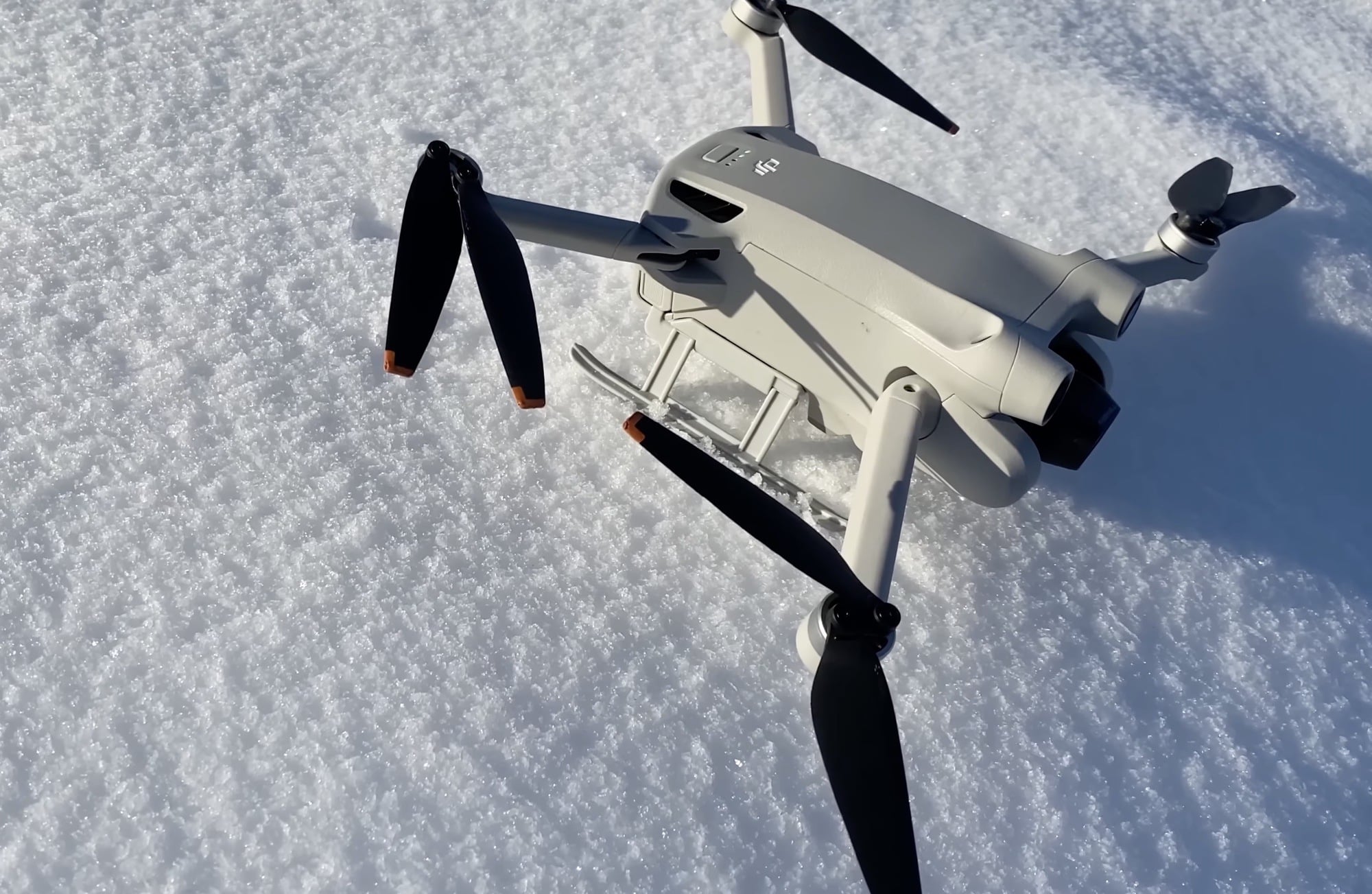 The foldable StartRC landing gear that lifts the Mini 3 Pro off wet grass.