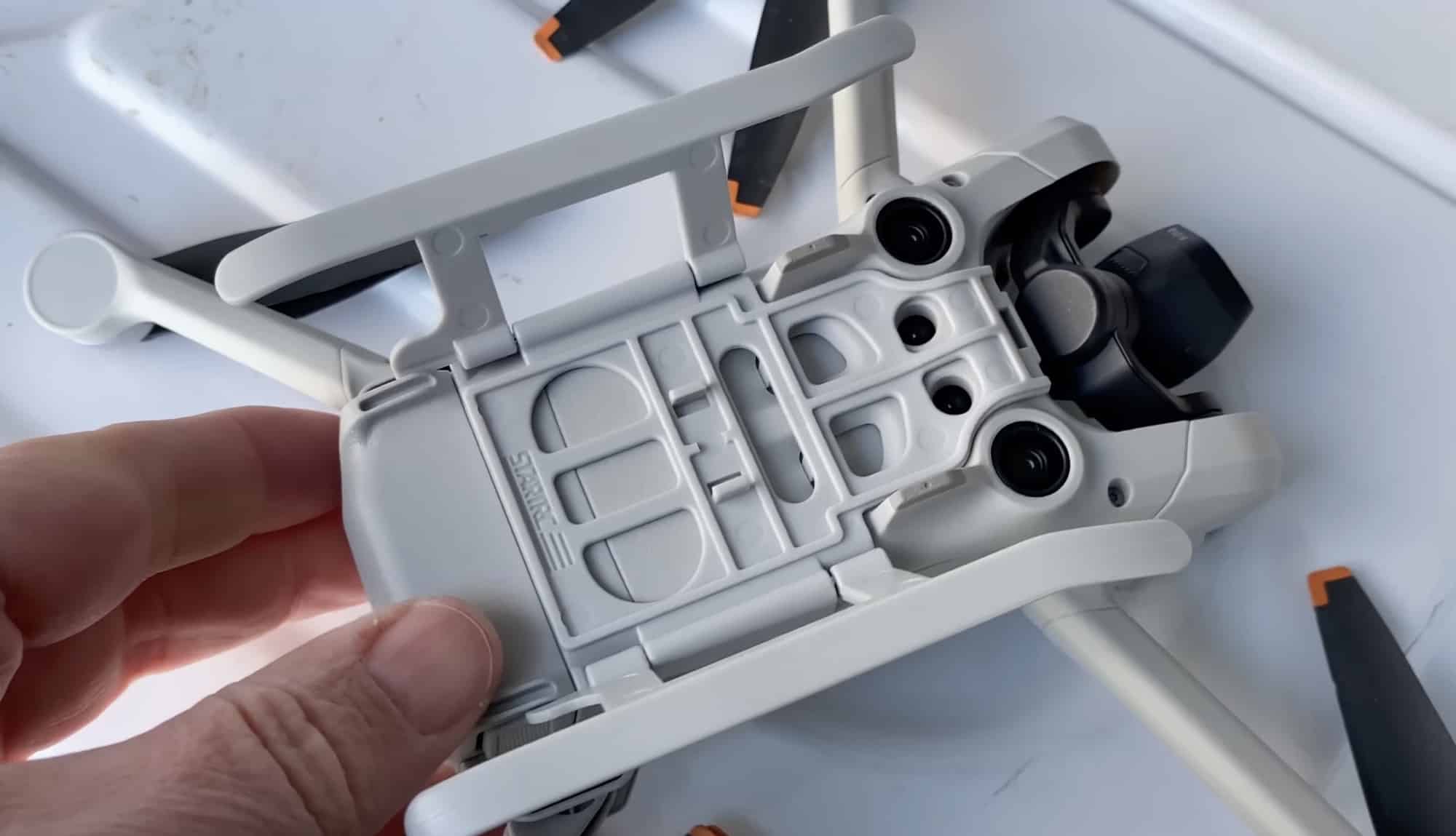 A strobe mounted beneath the Mini 3 Pro landing gear for extra visibility.