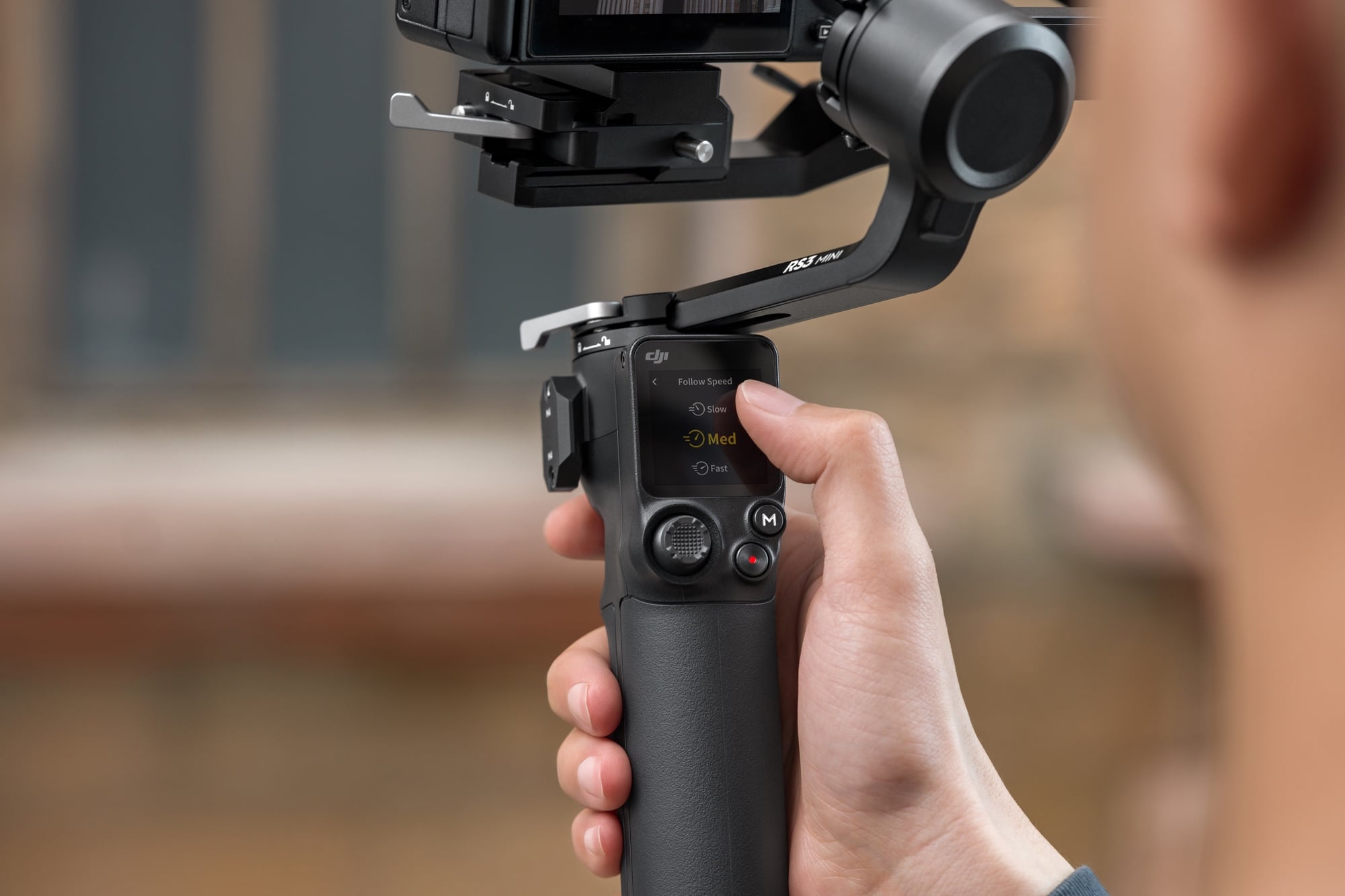 The RS 3 Mini operated one-handed at 1.7 pounds (795 grams) in vertical mode.