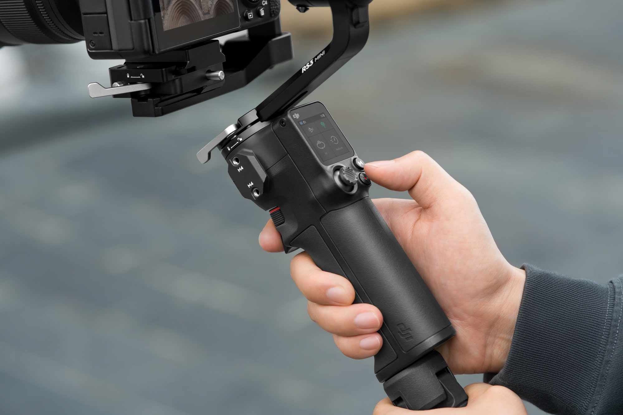 The RS 3 Mini paired over Bluetooth with a mirrorless camera for shutter control.