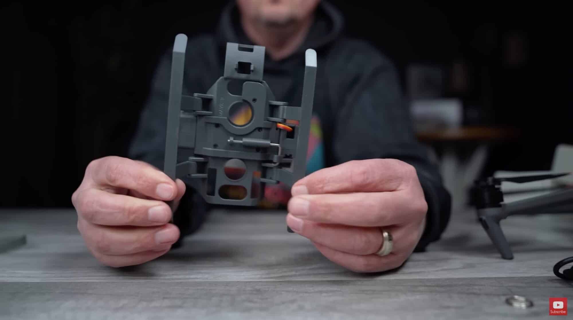 The integrated landing gear that raises the Mavic 3 above the release mechanism.
