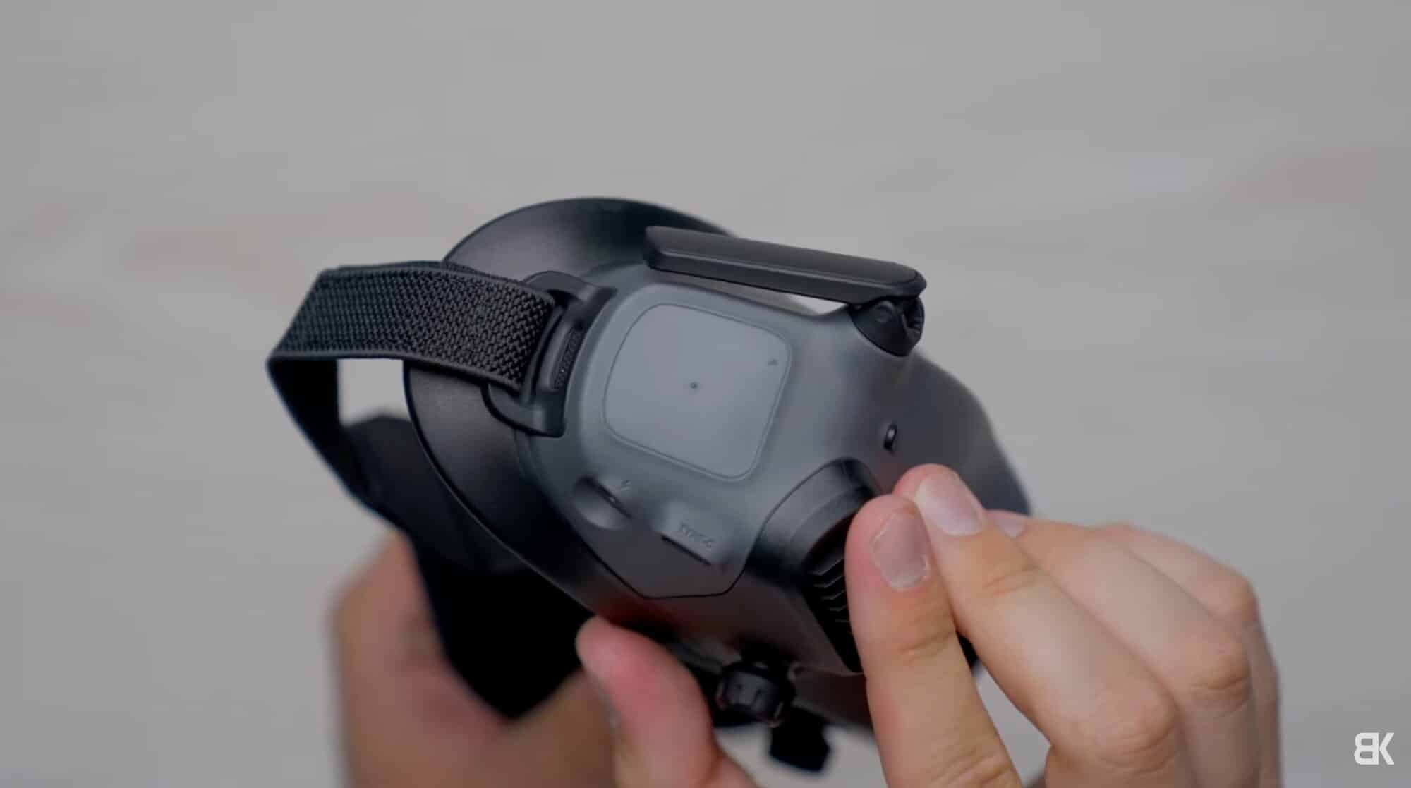 The tactile 5D button on the Goggles Integra used to move through menus.