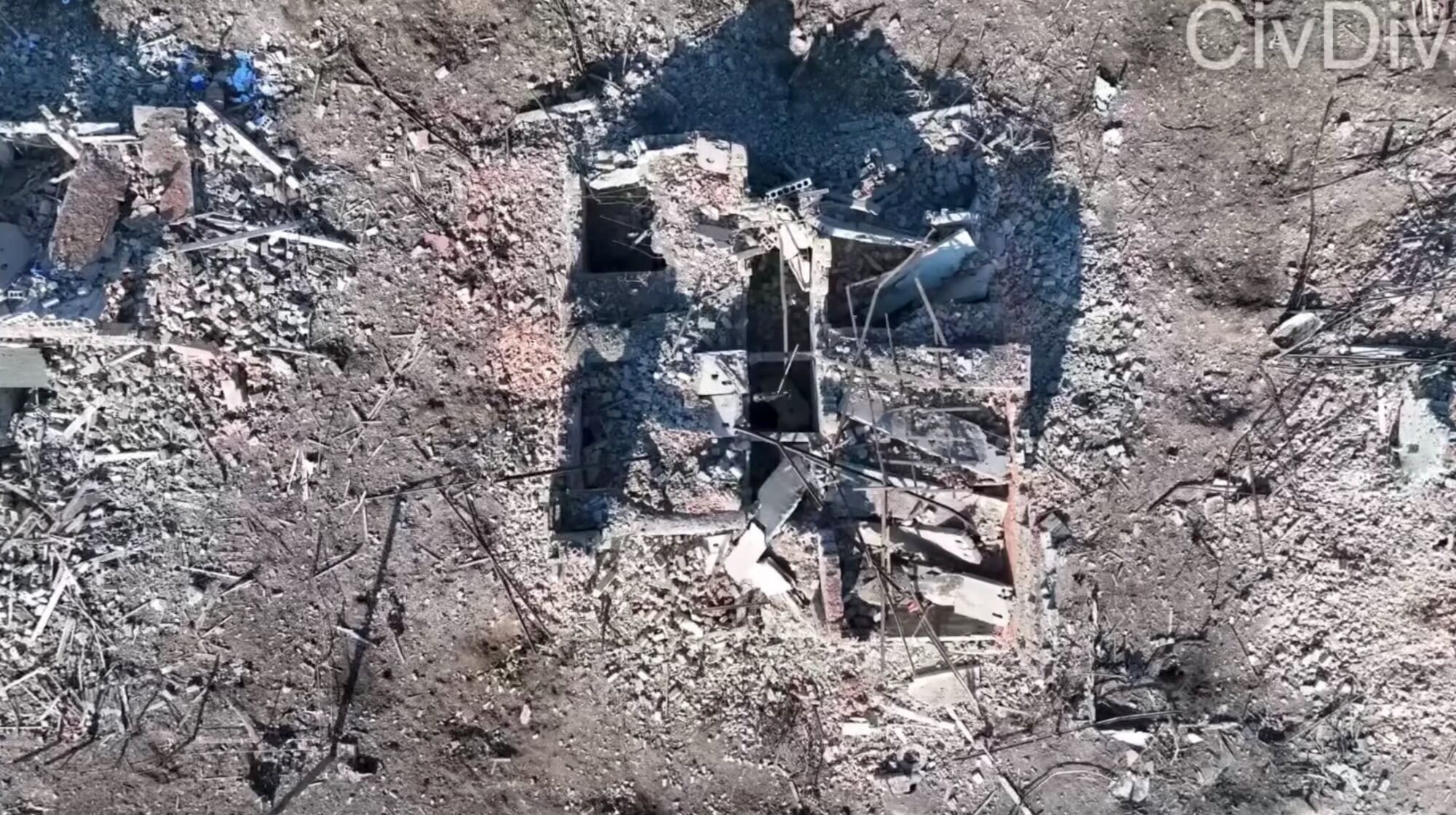 Still showing the DJI Mavic 3 setup used for grenade-dropping sorties.