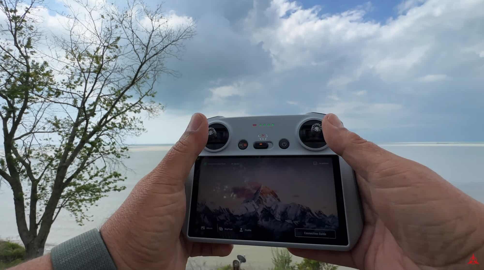 The DJI RC smart controller and its built-in 700-nit screen.