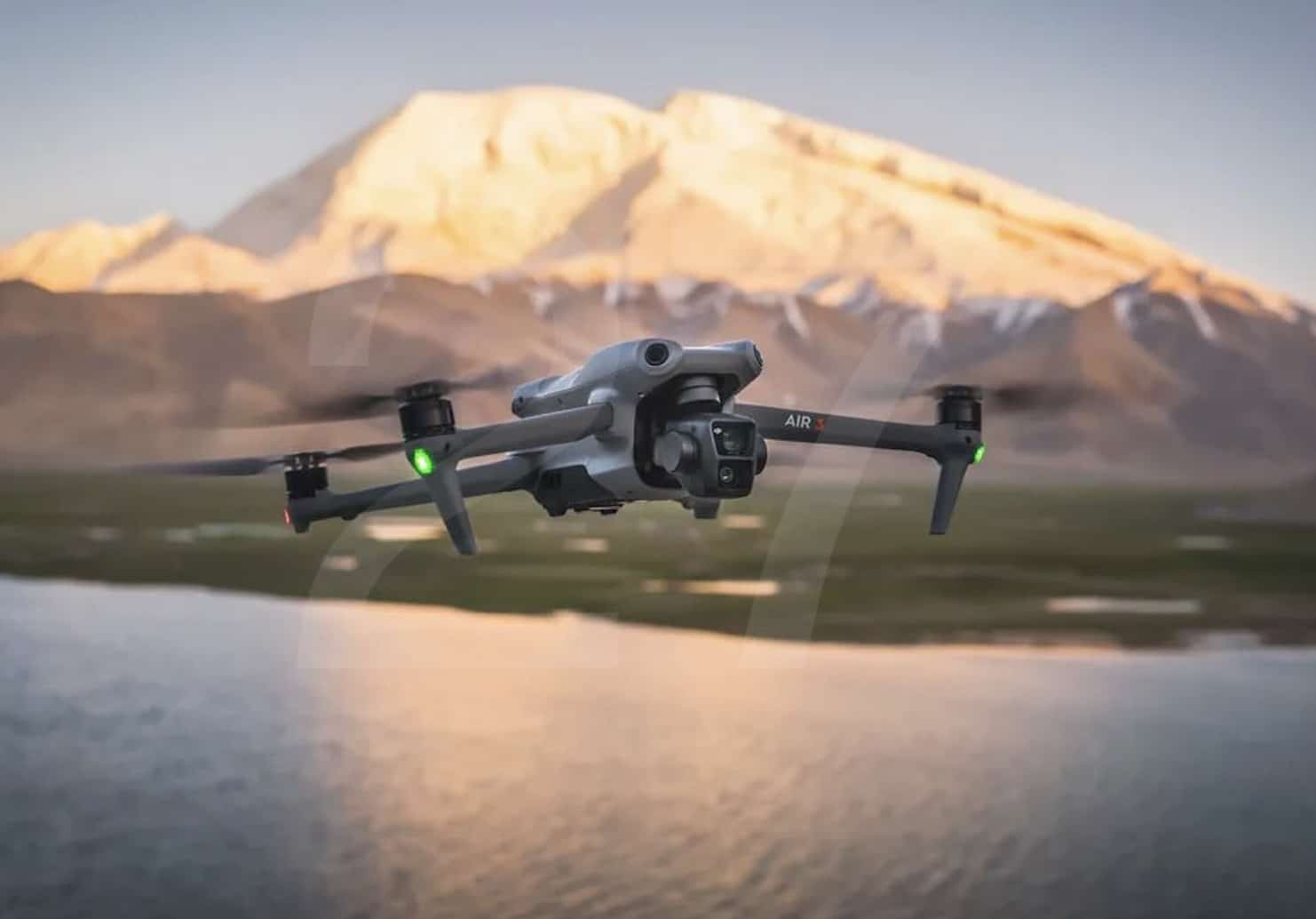 The next-gen 04 video transmission system empowers DJI Air 3 with dramatically enhanced transmission performance. It provides a max range of 20 km 8] with increased stability, and a 1080p/60fps max-quality live feed to ensure ultra-smooth viewing and operating.