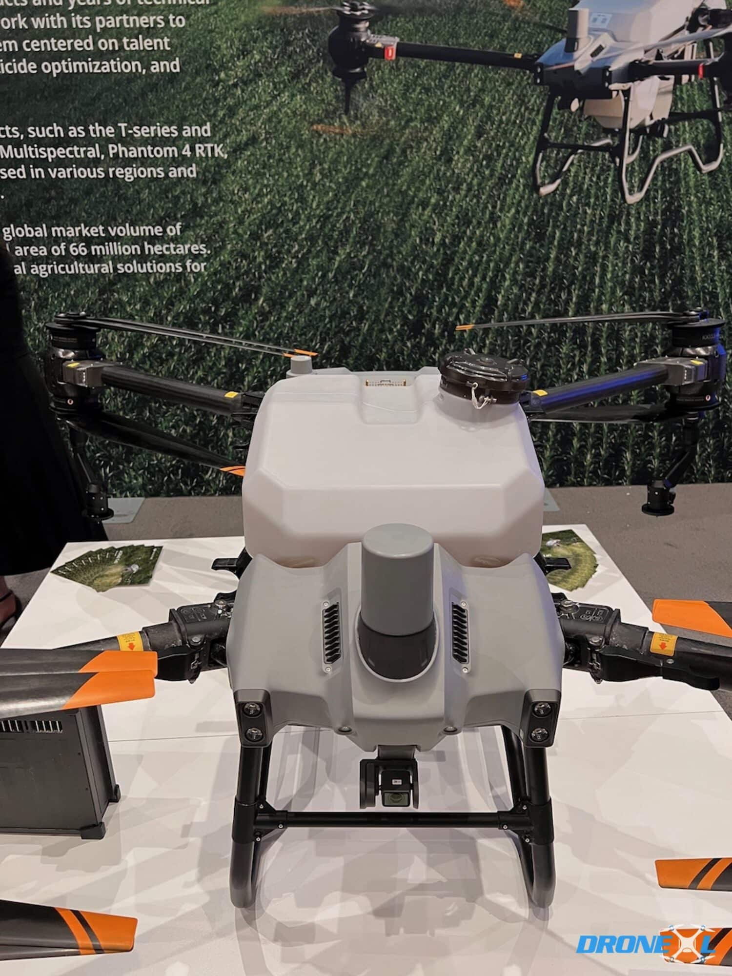 During DJI Airworks 2022, the DJI Argas T40 was on display. This agricultural drone is impressive in size as you can see in the photos. We can only imagine what the DJI Airgas T60 will be like.
