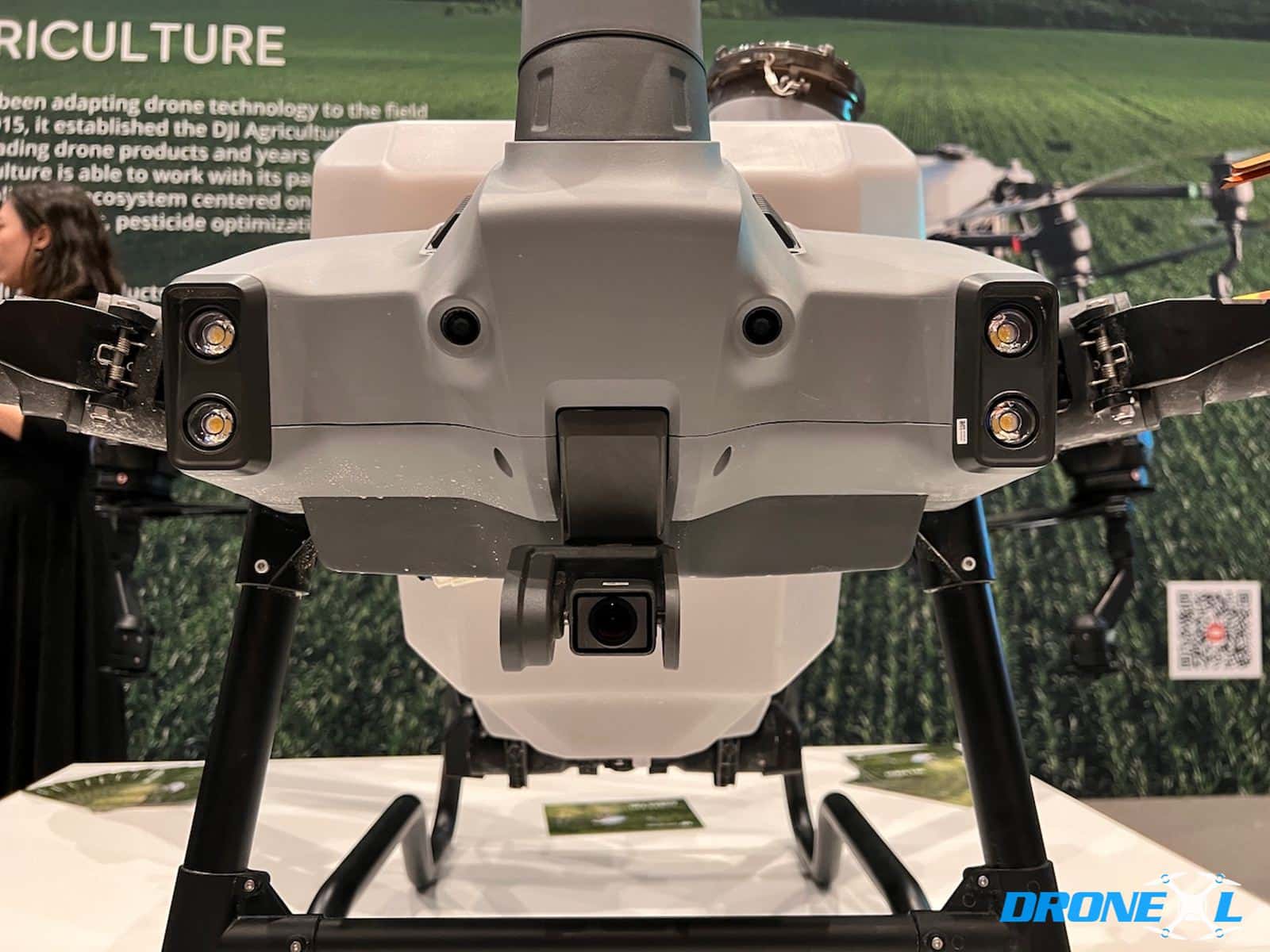 During DJI Airworks 2022, the DJI Argas T40 was on display. This agricultural drone is impressive in size as you can see in the photos. We can only imagine what the DJI Airgas T60 will be like.