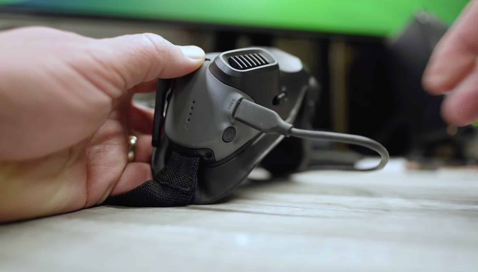 Binding the DJI Mini 4 Pro to DJI Goggles 2 using the power buttons.