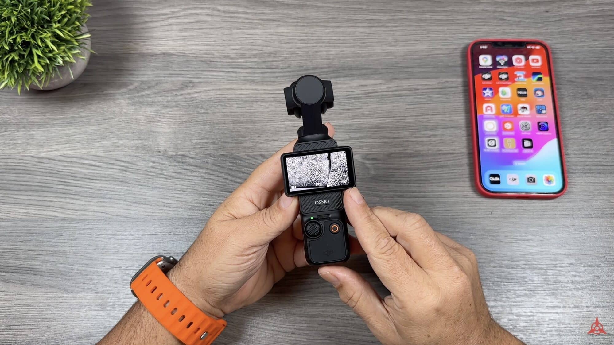 Connecting the Pocket 3 to the DJI Mimo app for activation and firmware updates.