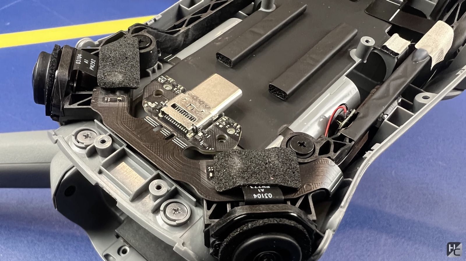 Ribbon connectors inside the Specta Air in different colors than the DJI Air 3 uses.
