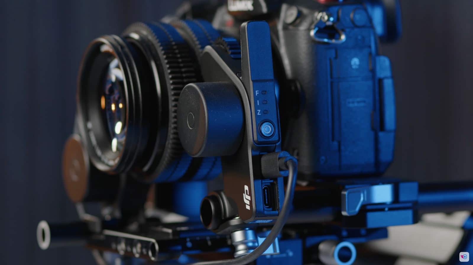 Two motors fitted to the RS4 to drive focus and zoom at the same time.