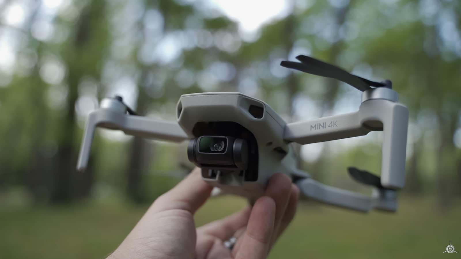 DJI Mini 4K in hand while its 4K and 2.7K recording modes are explained.