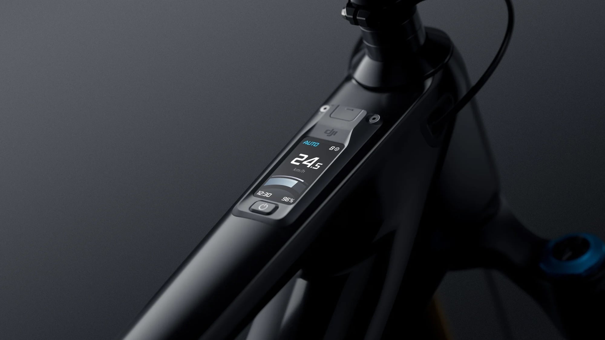 Avinox top tube display in Auto mode reading 15 mph (24.5 km/h).