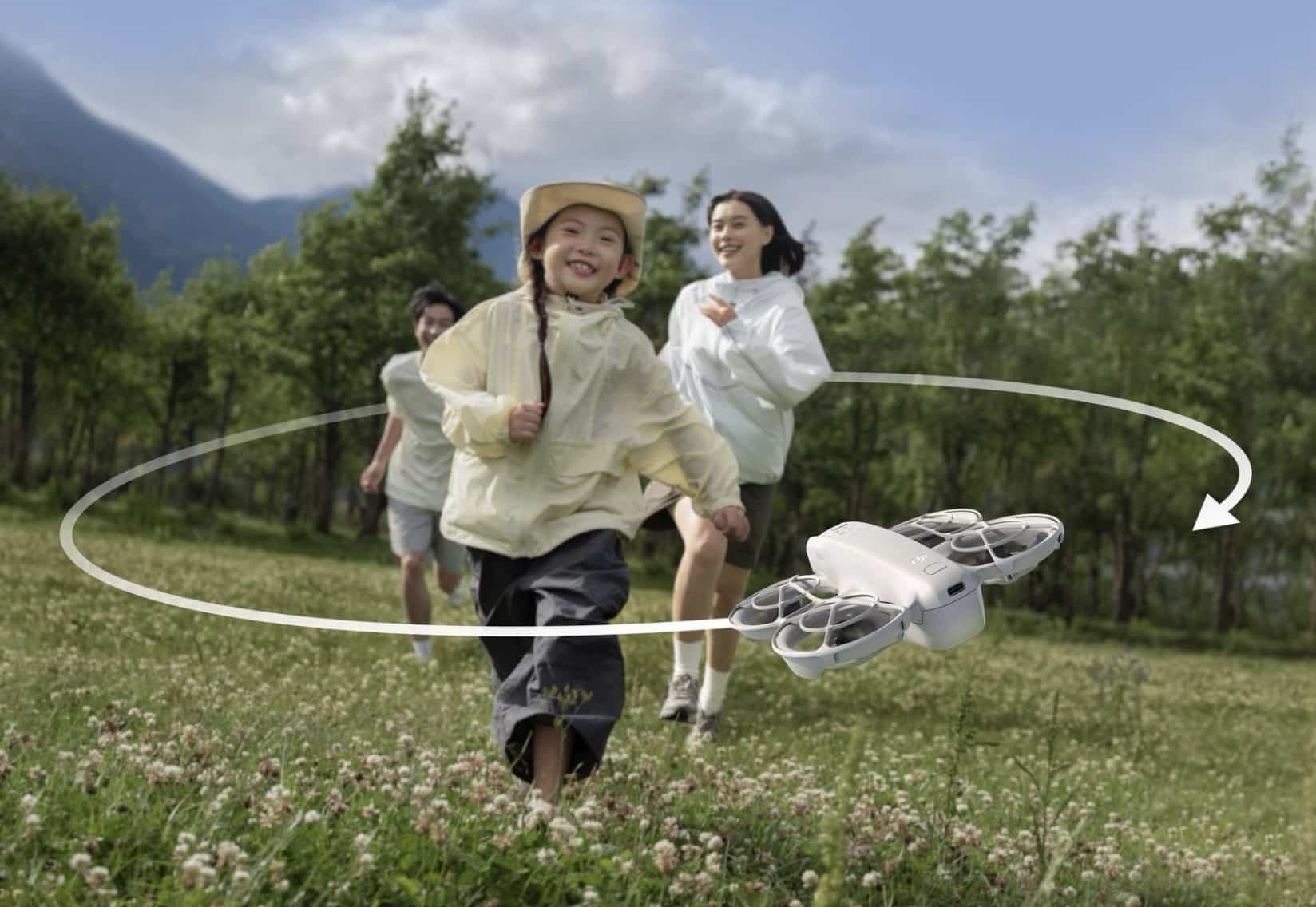 Two children run through a clover field while the Neo arcs alongside them.