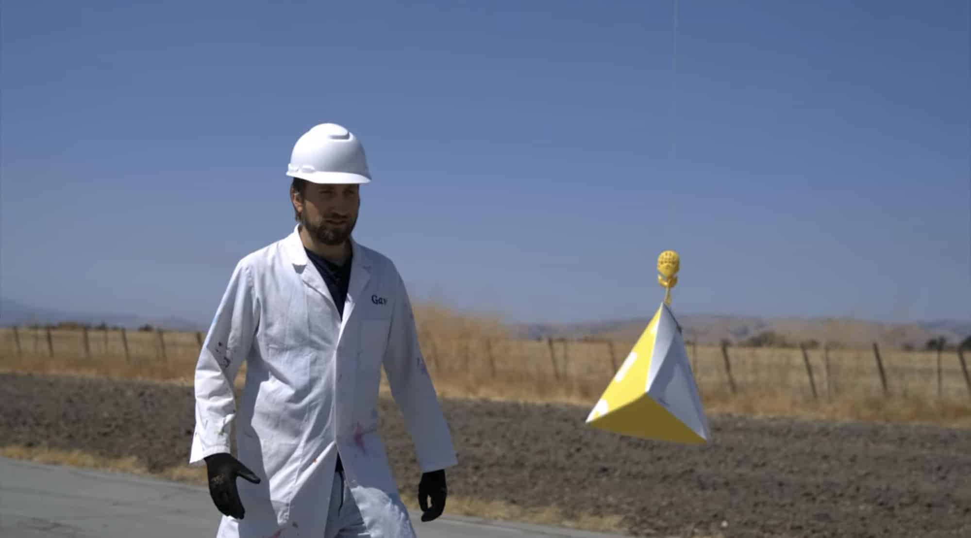 Wing drone stabilizing itself after a deliberate disruption to the package tether.