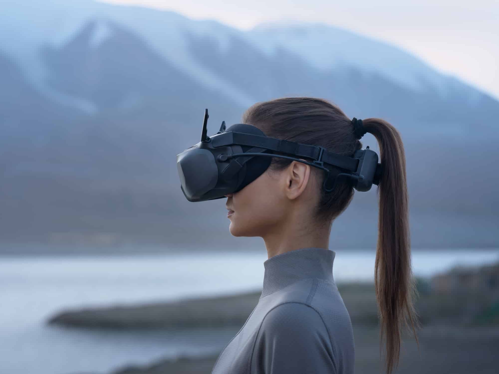 Profile of a pilot in the Goggles N3 showing its integrated headband and battery.