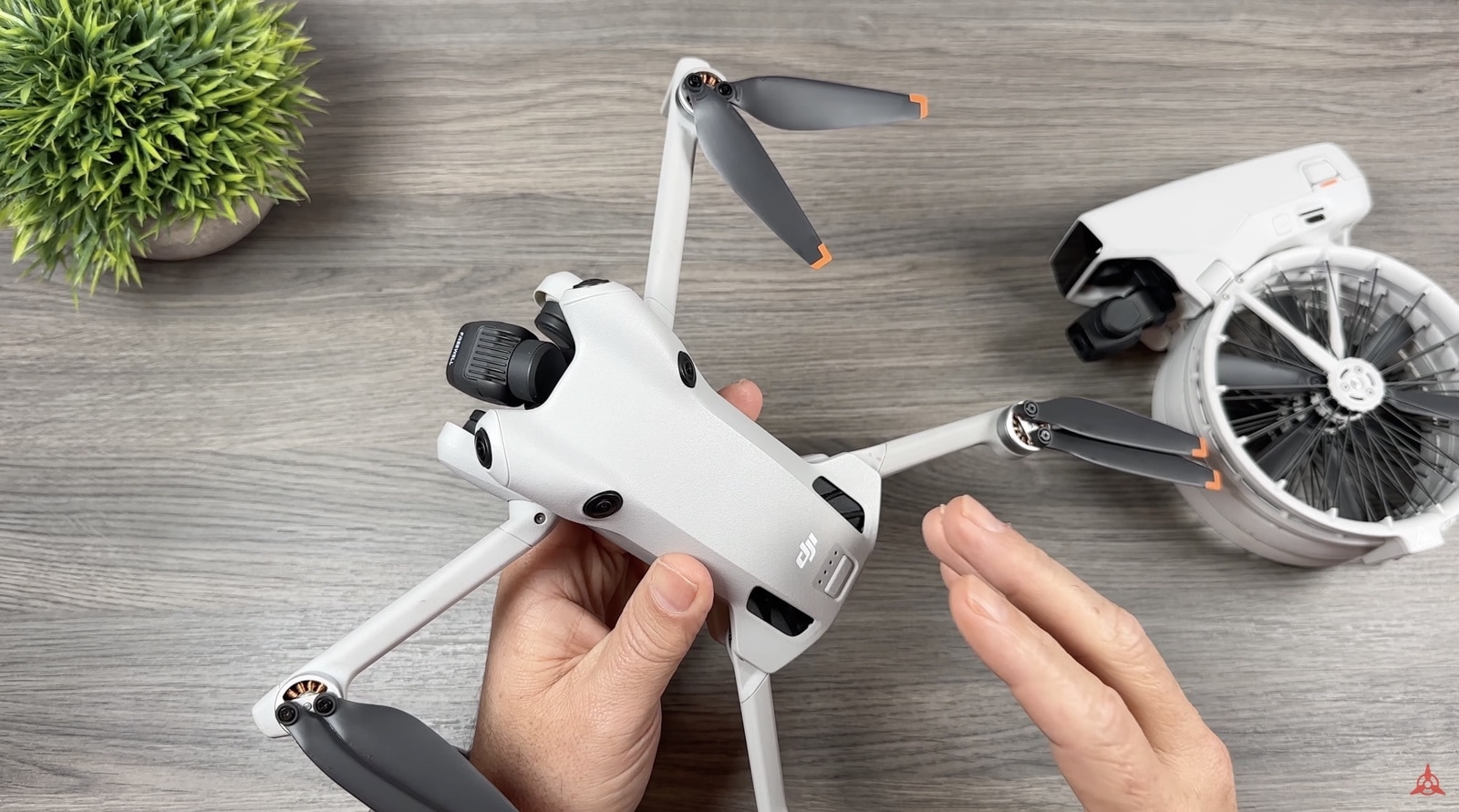 DJI Flip and DJI Mini 4 Pro side by side at the end of the comparison.