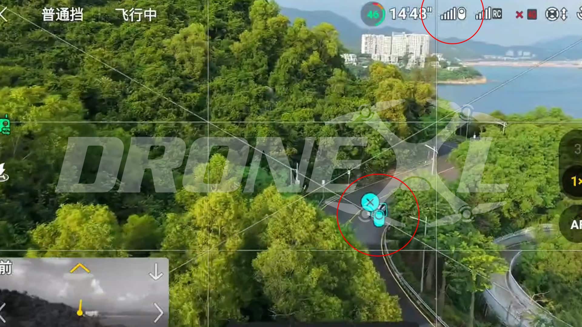 Chinese-language flight view over a wooded coast road, with beacon and signal icons circled.