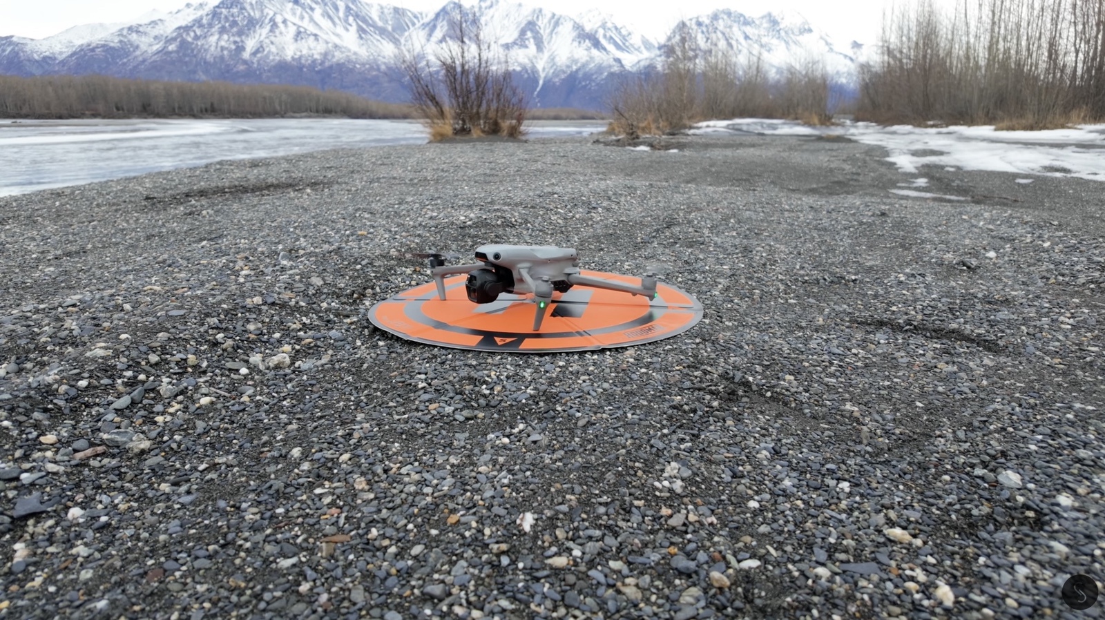 The weighted Hoodman landing pad unfolded on snow to keep the Air 3S clean.