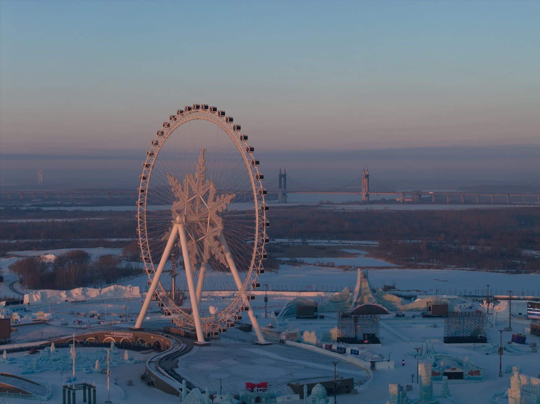 The Ferris wheel and its snowflake sculpture pulled closer at 70mm.