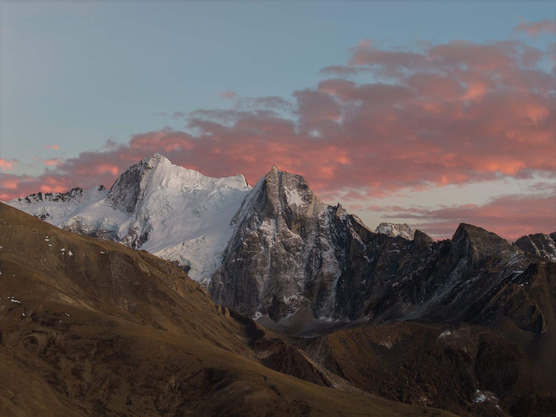 The snow-streaked peak framed at 70mm under pink evening cloud.