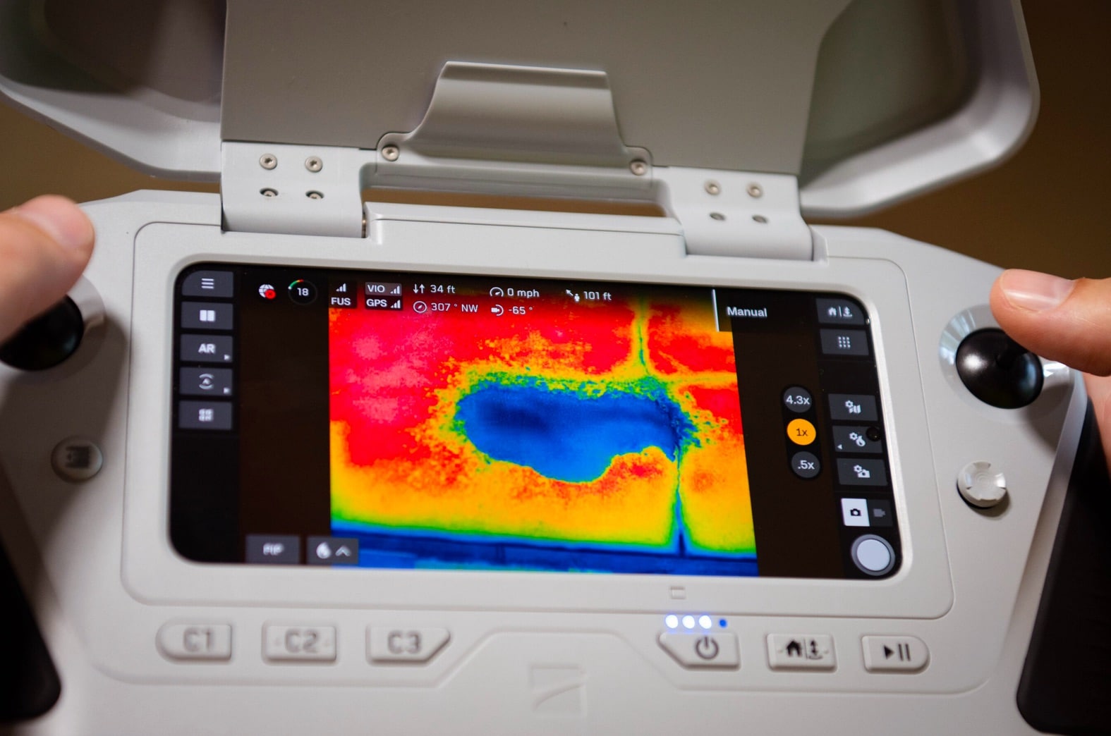 Controller screen shows a rainbow thermal map with a cool blue leak signature.