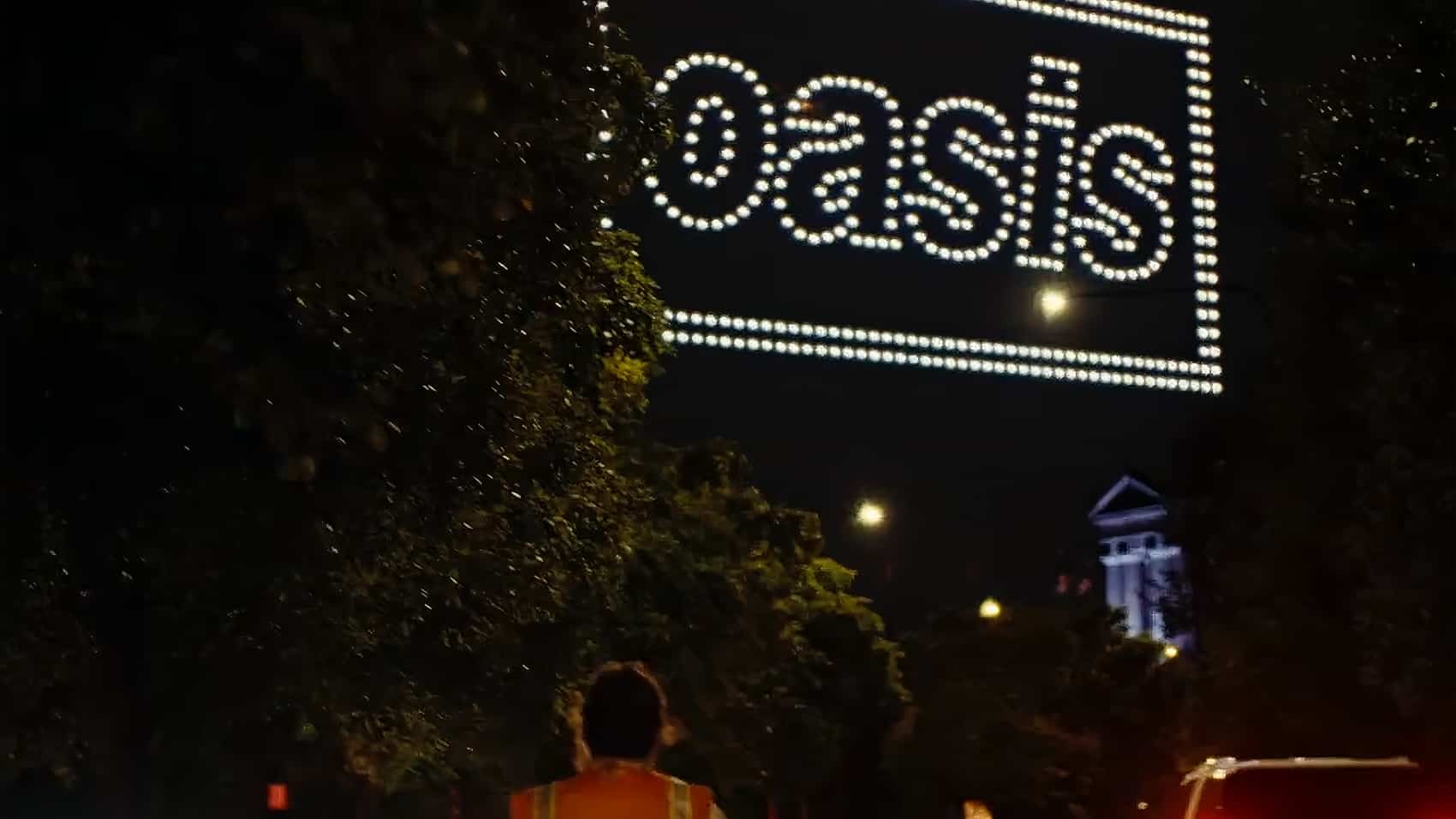 Oasis Uses Drones to Paint the Chicago Sky show