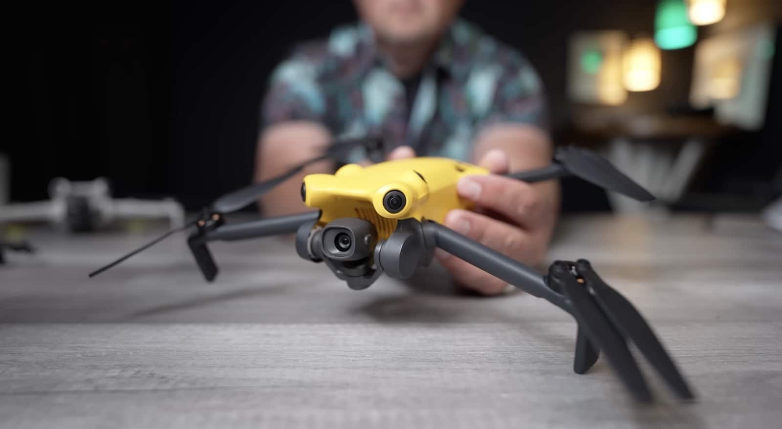 The SkyRover X1 beside the DJI Mini 4 Pro to compare fuselage and propellers.
