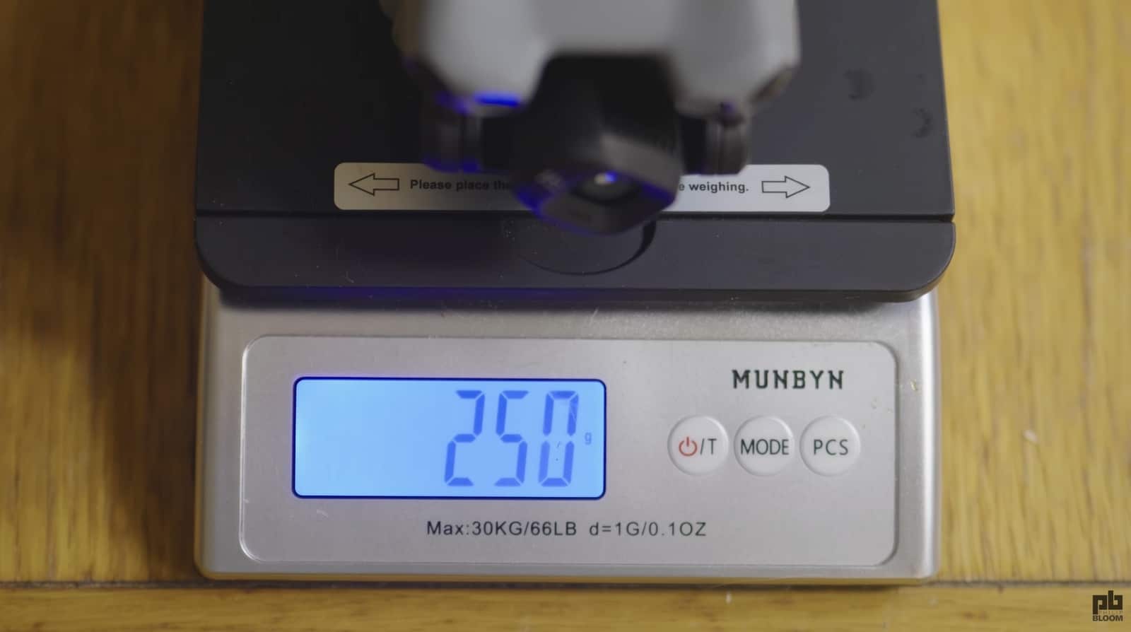 A Mini 5 Pro reading 252 grams, above the 250-gram Class 0 threshold.