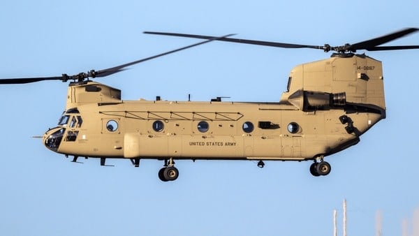 A tandem rotor CH-47 Chinook, the crewed helicopter the T1400 is compared to.