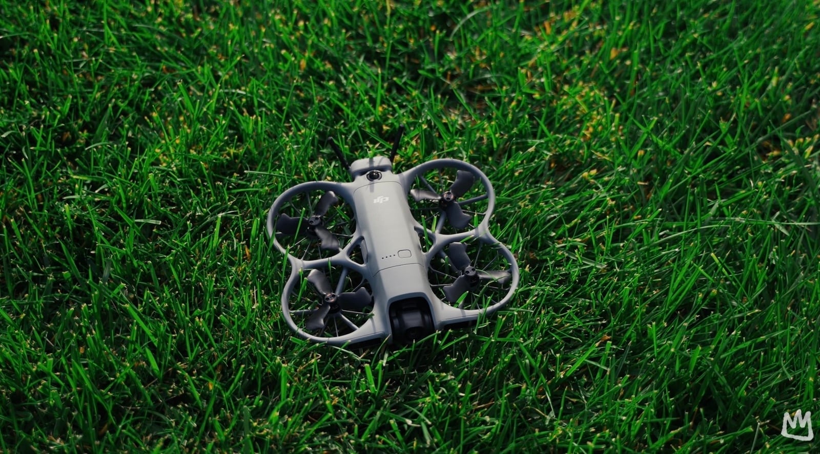 The DJI Neo 2 responding to one-handed gesture control during the review.