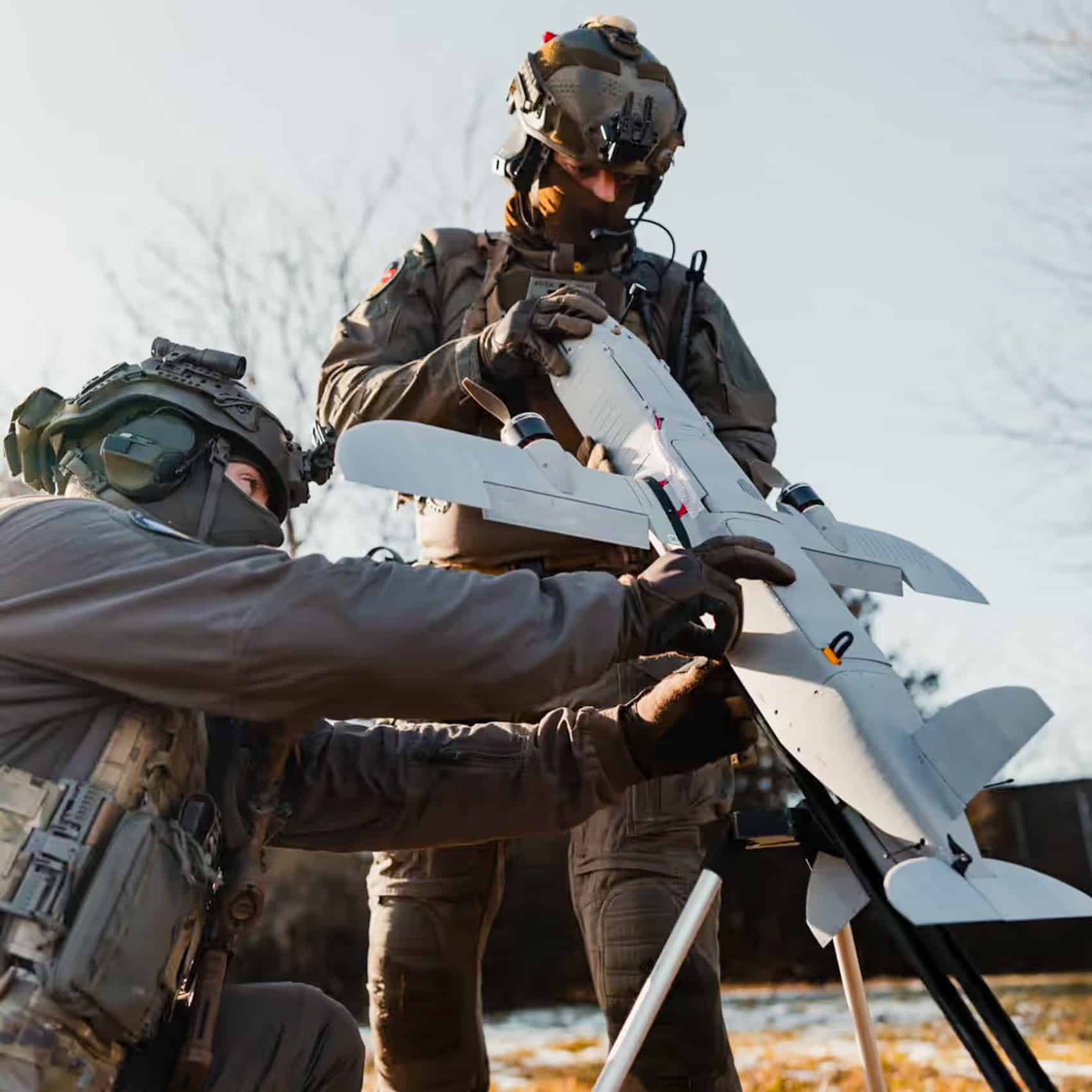 Soldiers mounting a Tytan interceptor onto its launcher in the field.