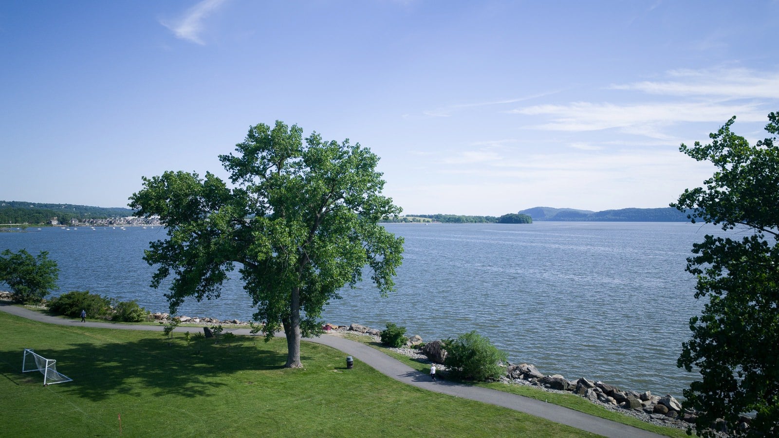 RAW DNG frame from the Atom 3 showing pincushion distortion and uneven edge exposure.