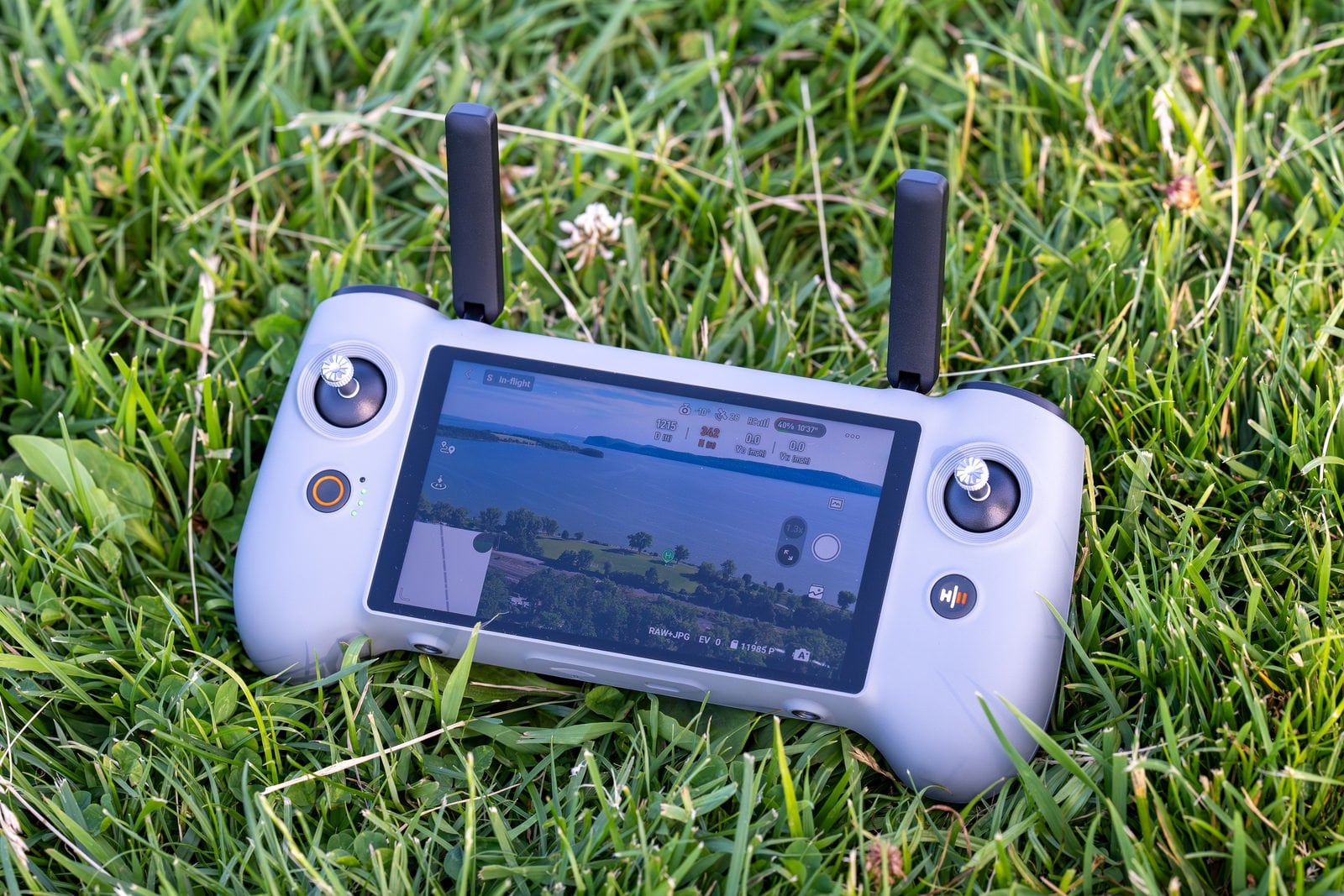 The Potensic PTD 2 controller with its 5.5-inch screen set between the sticks.