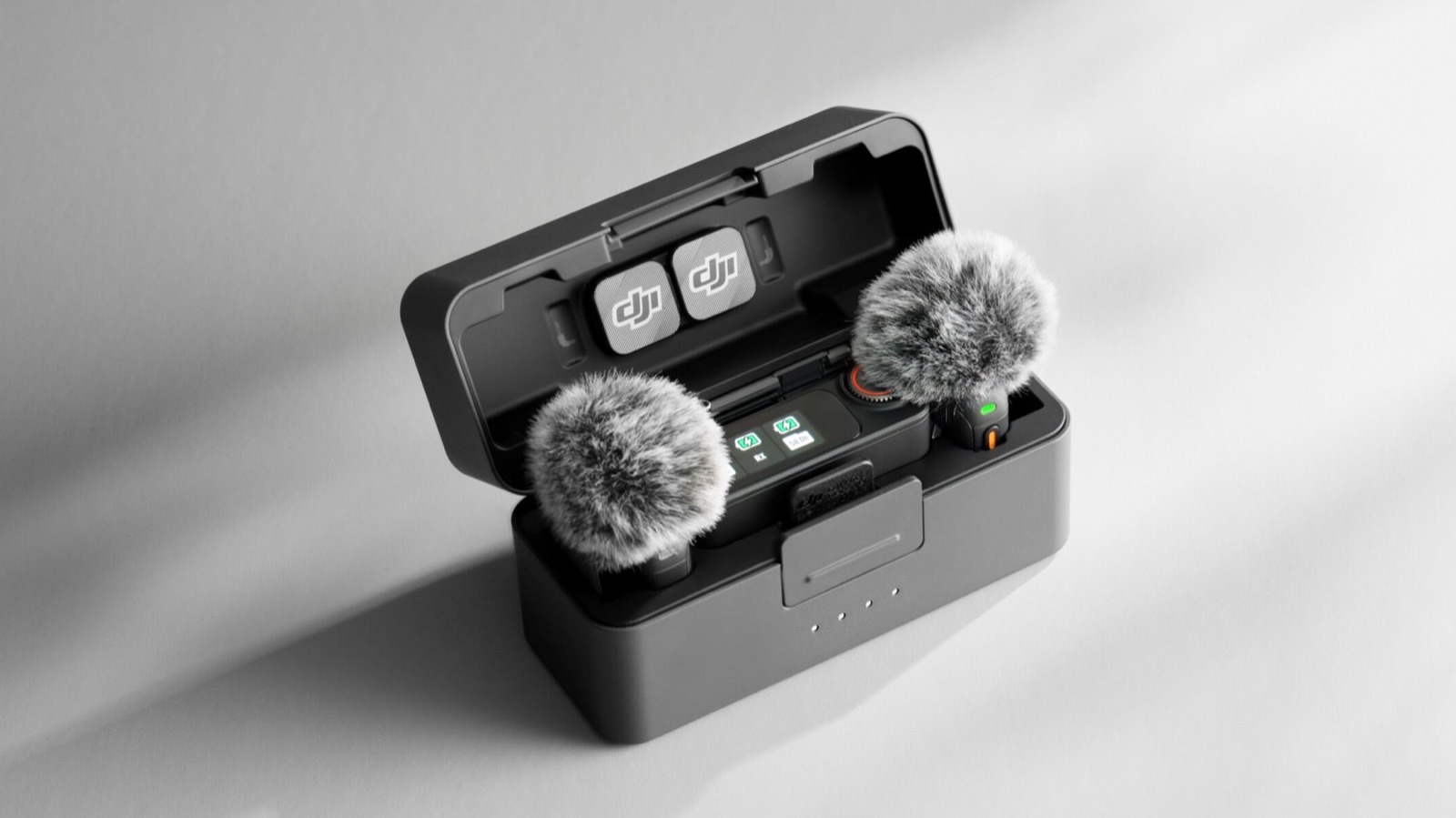 DJI Mic 3 internal recording feature and interface visuals